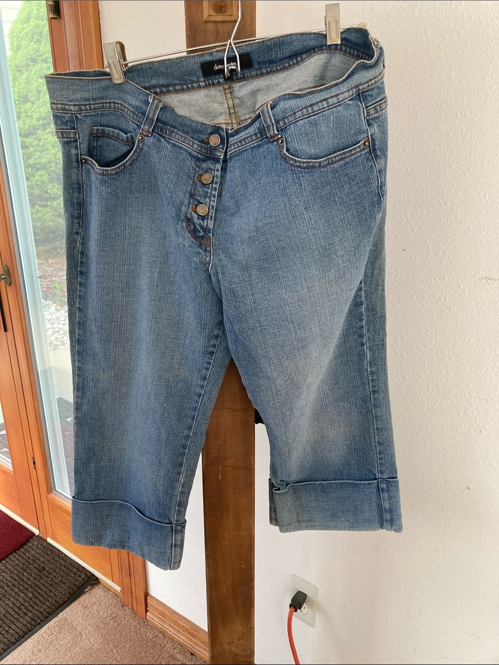 Daisy Fuentes Light Blue Cropped Button-Front Jeans